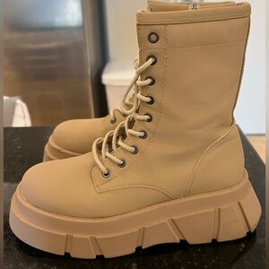 WORN-TWICE Forever 21 Boots in Beige Size 8